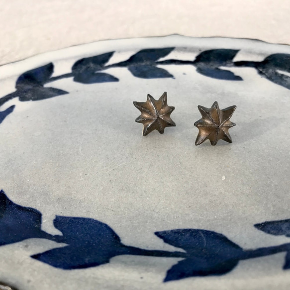 「ブロンズ釉の陶器小星イヤリング」　ブラウン　星 2枚目の画像