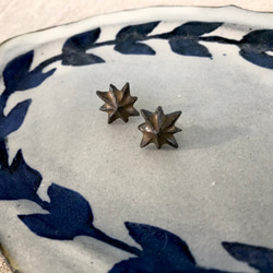 「ブロンズ釉の陶器小星イヤリング」　ブラウン　星 3枚目の画像
