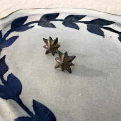 「ブロンズ釉の陶器小星イヤリング」　ブラウン　星 4枚目の画像