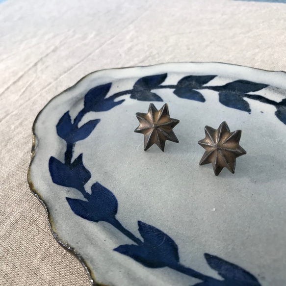 「ブロンズ釉の陶器星ピアス」ブラウン　星 1枚目の画像