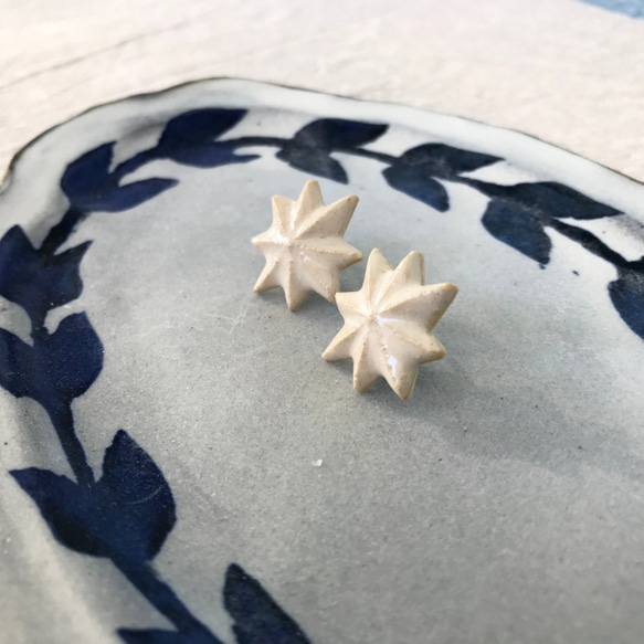 「白釉薬の陶器星イヤリング」白　星 3枚目の画像