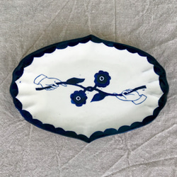 「粉引き染付皿　オニオン形　手と花」ブルー　ホワイト 1枚目の画像