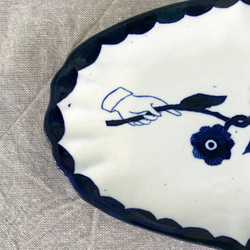 「粉引き染付皿　オニオン形　手と花」ブルー　ホワイト 2枚目の画像