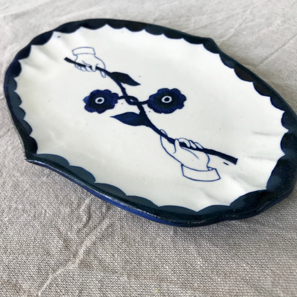 「粉引き染付皿　オニオン形　手と花」ブルー　ホワイト 3枚目の画像
