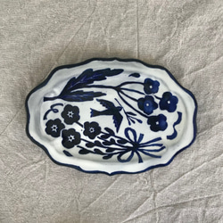 「粉引き染付皿　雲形　鳥と花２」　ブルー　ホワイト　花束 1枚目の画像