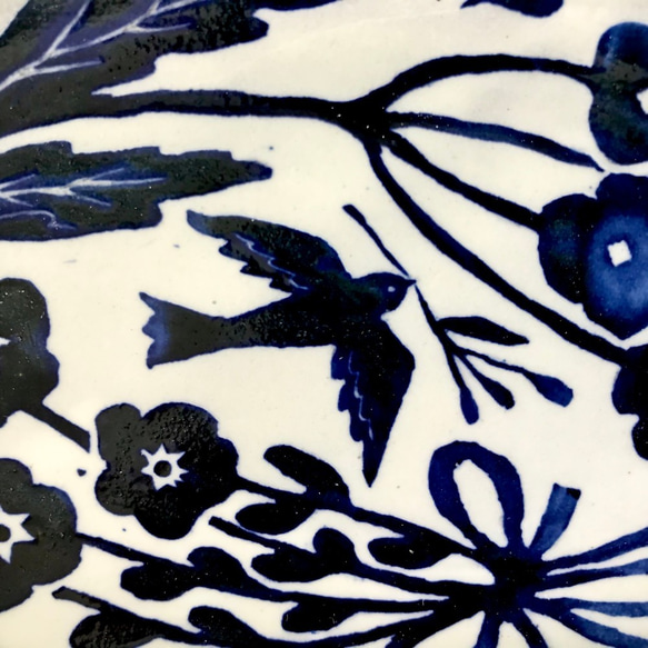 「粉引き染付皿　雲形　鳥と花２」　ブルー　ホワイト　花束 3枚目の画像