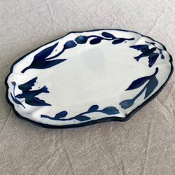 「粉引き染付皿　オニオン形　鳥と花」ブルー　ホワイト　チューリップ 1枚目の画像