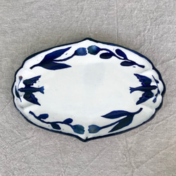 「粉引き染付皿　オニオン形　鳥と花」ブルー　ホワイト　チューリップ 2枚目の画像