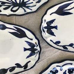 「粉引き染付皿　オニオン形　鳥と花」ブルー　ホワイト　チューリップ 4枚目の画像