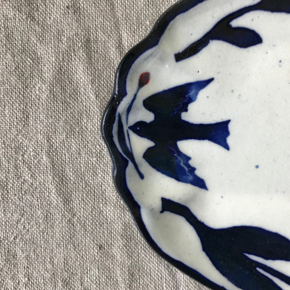 「粉引き染付皿　オニオン形　鳥と花」ブルー　ホワイト　チューリップ 3枚目の画像