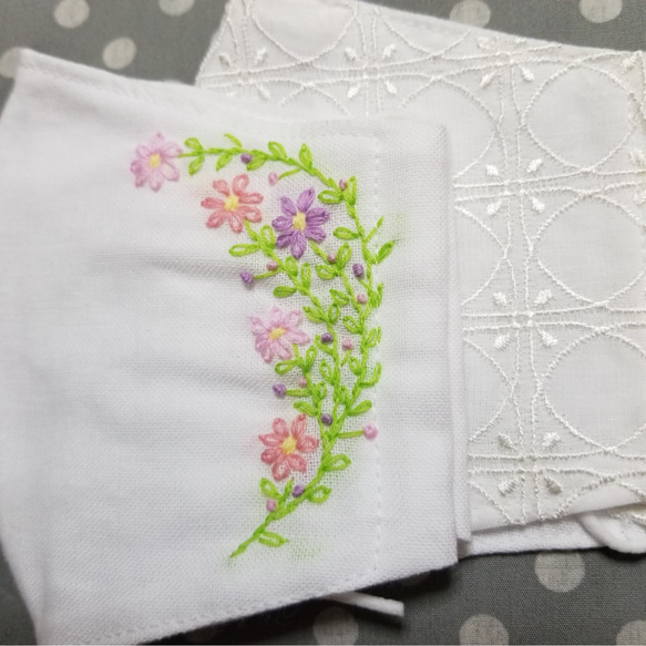 手刺繍とコットンレースの立体マスク ２枚セット　No.2 3枚目の画像