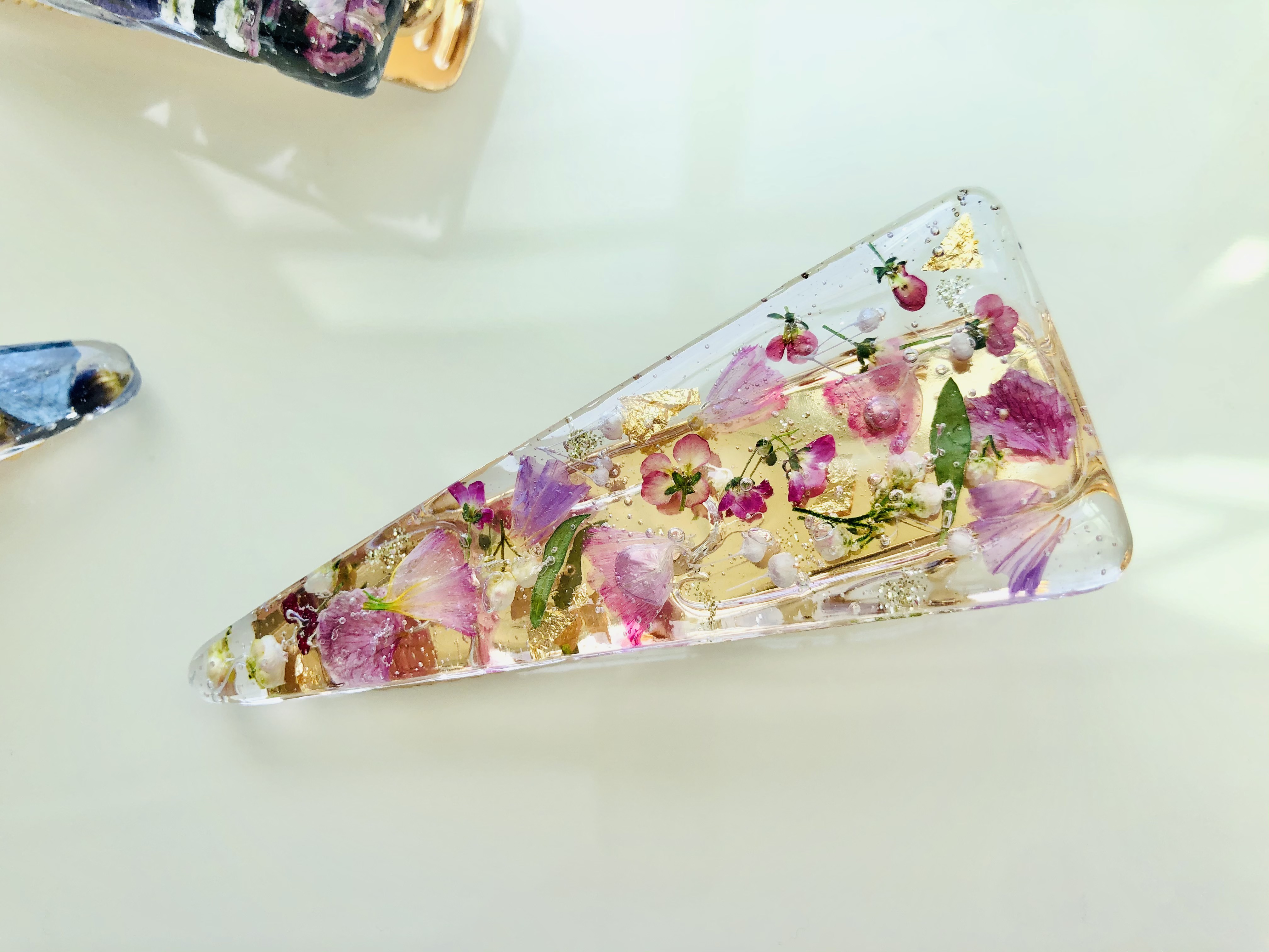ヘアクリップ レジン 二等辺三角形 ジャックポットと紫陽花