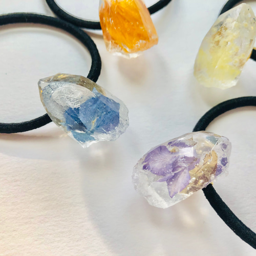 かすみ草とストーンのヘアゴム ライトグレー ブルー ハンドメイド レジン 天然石 かすみ草とストーンのヘアゴム ライトグレー ブルー