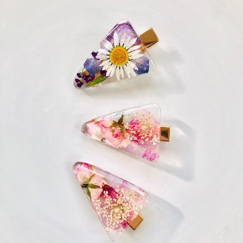 ボタニカルなアリッサムフラワーとボタンのヘアクリップ ボタニカルなアリッサムフラワーとボタンのヘアクリップ