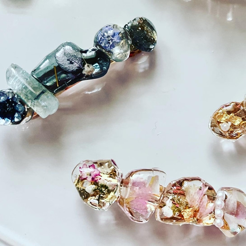 ☆*:.。. ハンドメイド♡レジンヘアバレッタ♡バタフライフラワー .。.:*☆ レジンの中に、 はかなくも美しいドライフラワーを そっと閉じ込めた