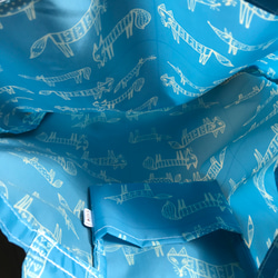 ナイロンオックスの丈夫で折りたためるエコバッグ　北欧調フォックス柄(水色) Lサイズ　収納ポケット付き　〈撥水加工〉 10枚目の画像