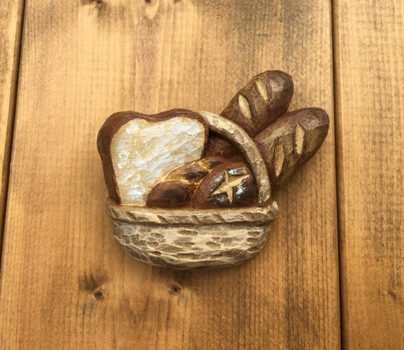 木彫りブローチ　かご盛りパン 1枚目の画像
