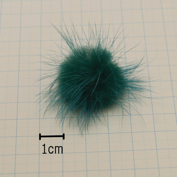 ミンクファーボンボン　エメラルドグリーン2個　3cm 2枚目の画像