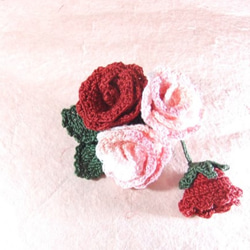 レース糸で編んだバラのコサージュ　赤いバラとピンクと白のミックス 1枚目の画像