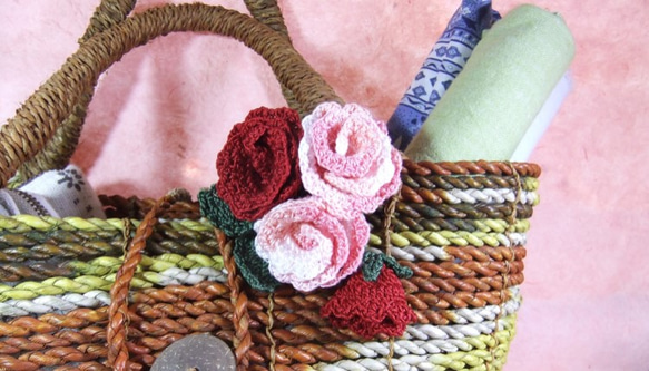 レース糸で編んだバラのコサージュ　赤いバラとピンクと白のミックス 3枚目の画像