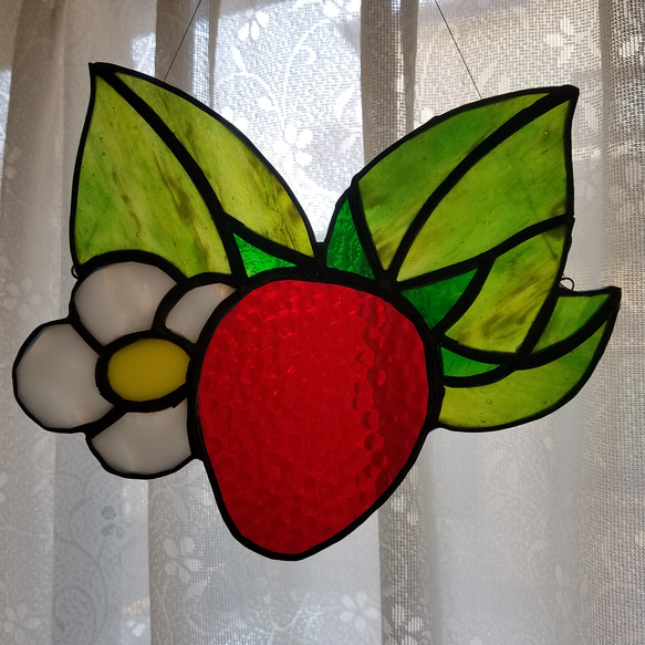 ステンドグラスのイチゴの壁飾り　サンキャッチャー 3枚目の画像