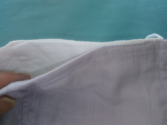 【即発送可・送料無料】ダブルガーゼマスク・ポケット付き　コットンリネン（アイボリー)×Ｗガーゼ(くすみラベンダー） 4枚目の画像