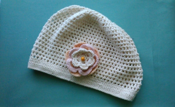 【送料無料】はずせるかぎ針編みの花コサージュ付き　オーガニックコットンのやわらかニット帽（アイボリー） 1枚目の画像