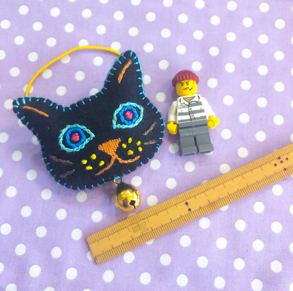 手刺繍黒猫ヘアゴム 3枚目の画像