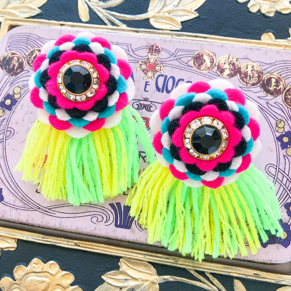 【大ぶりお花とフリンジイヤリング　黒】冬イヤリング　お花　フリンジ　キラキラ