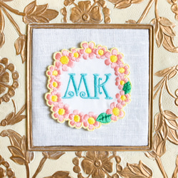 イニシャルオーダーお花リースお名前ワッペンアイロンシール2way【ツイル生地、ピンクお花】 1枚目の画像