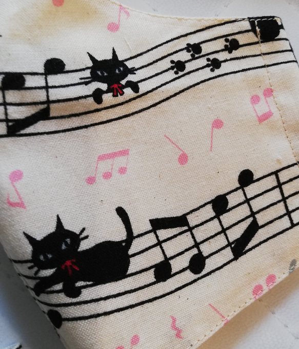 【猫柄・音符柄】ベージュ　かわいい猫と音符の立体マスク　流れる曲線の楽譜　音楽　手作りマスク 3枚目の画像
