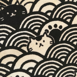 【和風猫柄】和柄・青海波に猫ちゃんが可愛い立体マスク　手作り布マスク　モノトーン　 4枚目の画像