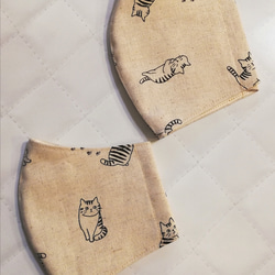 【猫柄】綿麻　生成りベージュに素朴な猫柄が可愛い立体マスク　足跡・肉球　手作りマスク　ネコ　 2枚目の画像
