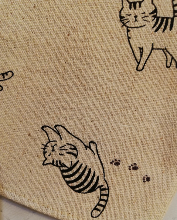 【猫柄】綿麻　生成りベージュに素朴な猫柄が可愛い立体マスク　足跡・肉球　手作りマスク　ネコ　 4枚目の画像