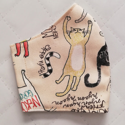 【猫柄】生成りベージュにひっかき猫柄が可愛い立体マスク　しっぽ　ネズミ　手作りマスク　アルファベット　 2枚目の画像