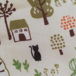 【猫柄】森の家と小さな黒猫柄が可愛い立体マスク　ピンク・ベージュ　小さなネコ　手作り布マスク　 4枚目の画像