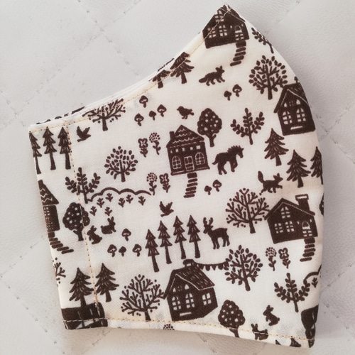 森の風景・動物たち】アイボリーにブラウン柄の立体マスク 手作り 布