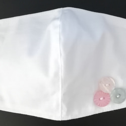 くすみ色の飾りボタン付き・真っ白な立体マスク　シンプル　ナチュラル　手作りマスク　布マスク 1枚目の画像