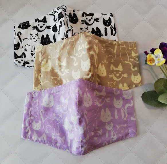 【猫柄】猫がいっぱいの薄手立体マスク　３色　白・黄・紫　ベージュ　パープル　マスタード　手作りマスク　 1枚目の画像