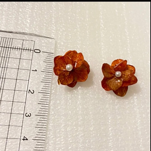 小ぶり紫陽花の一粒ピアスorイヤリング◎レッド ゴールド 秋色 3枚目の画像