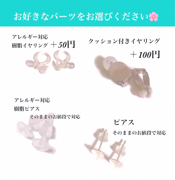 フワフワ揺れるアートフラワーアクセサリー✨アクリルビーズブラック系×白薔薇◎ピアスイヤリング 3枚目の画像