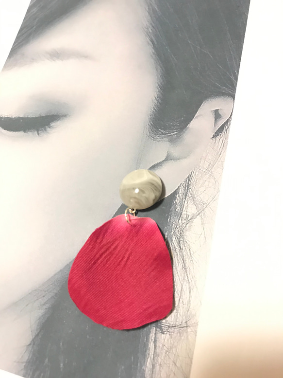 フワフワ揺れるアートフラワーアクセサリー✨アクリルビーズ　ホワイトグレー×赤い薔薇◎ピアスイヤリング 2枚目の画像