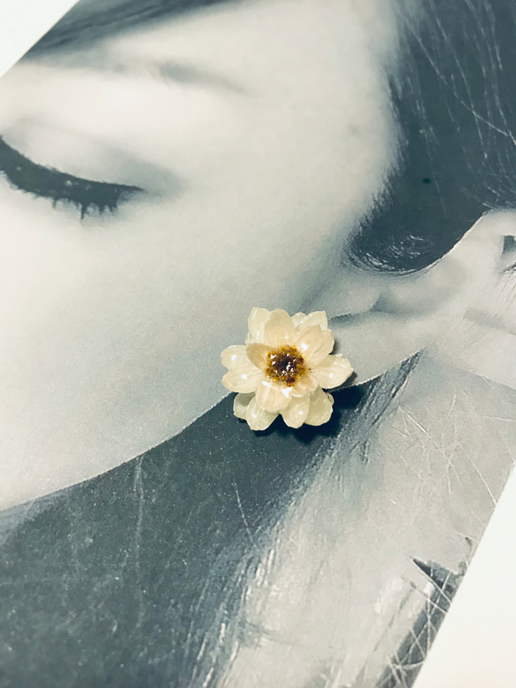 ホワイト花かんざしの大人素敵ピアスorイヤリング⭐︎2way使用可 3枚目の画像
