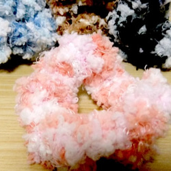 【色おまかせ：５色セット】モコモコ毛糸の小さなシュシュ 1枚目の画像