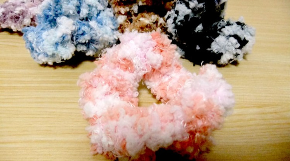 【色おまかせ：５色セット】モコモコ毛糸の小さなシュシュ 1枚目の画像