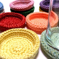 小物入れにもなる手編みのカップ型コースター（色おまかせ） 1枚目の画像