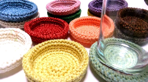 【２個】小物入れにもなる手編みのカップ型コースター（色おまかせ） 2枚目の画像