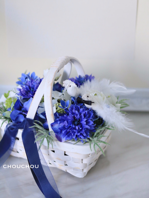 ブルーのお花のバスケット　ウエディングの白い小鳥　結婚祝い　結婚記念日 1枚目の画像