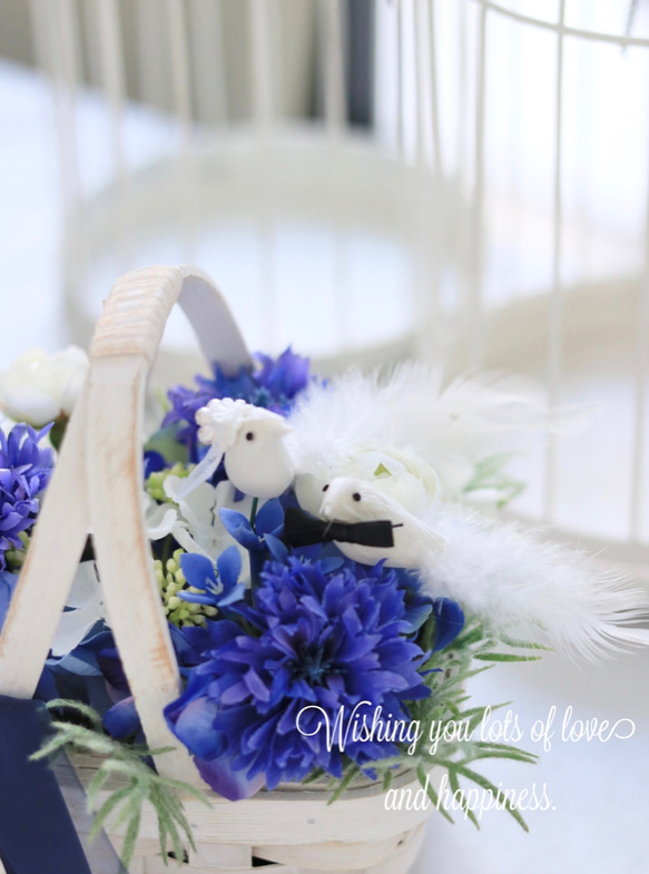 ブルーのお花のバスケット　ウエディングの白い小鳥　結婚祝い　結婚記念日 2枚目の画像