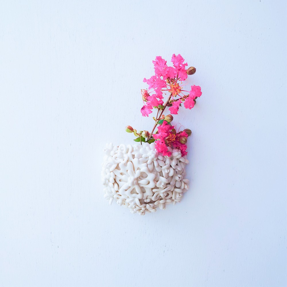 オブジェのような花器（掛け花入れ）　磁器